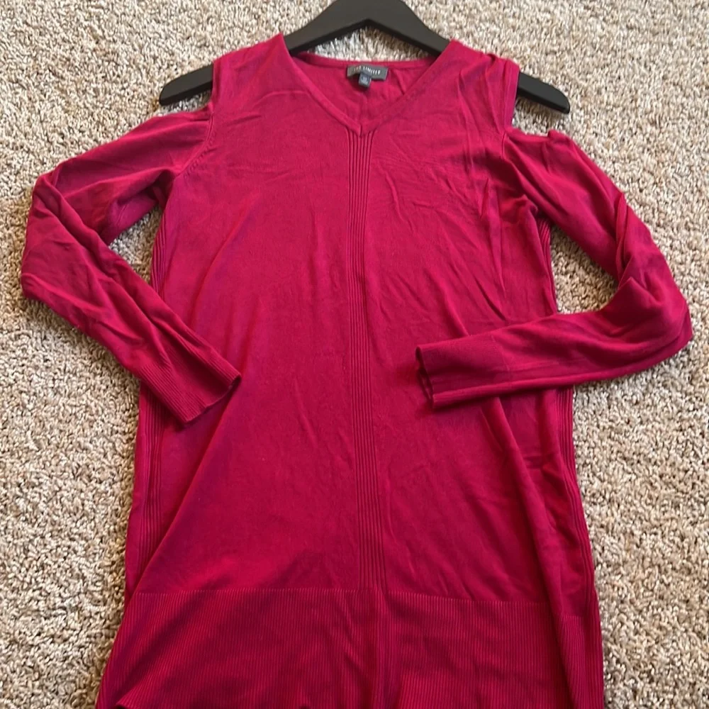 The limited open shoulder sweater fuchsia
